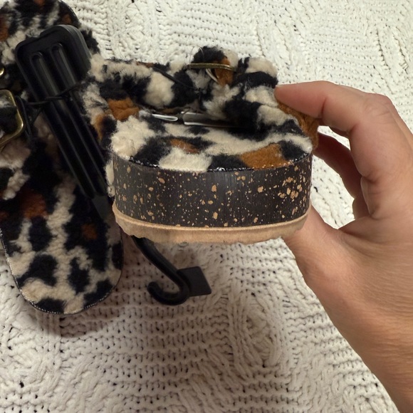 Secret Treasure NWT Women’s faux fur fuzzy double buckle slide slippers/shoe - Picture 3 of 4